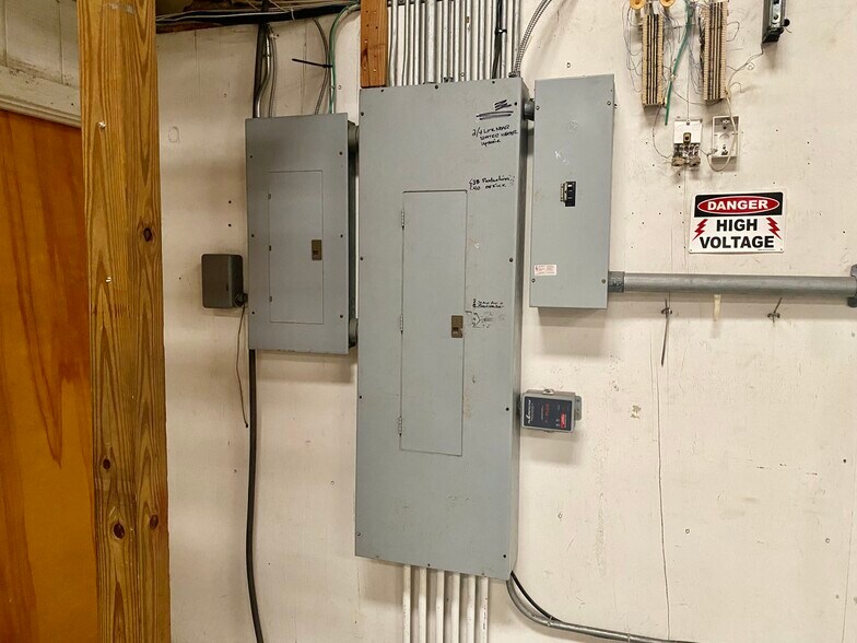 More Photos Of 100 Industrial Park Blvd, Sebastian Warehouse For Lease