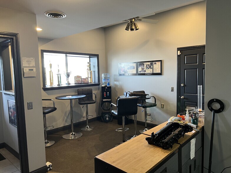 More Photos Of 34 Stonehill Rd, Oswego Warehouse For Lease