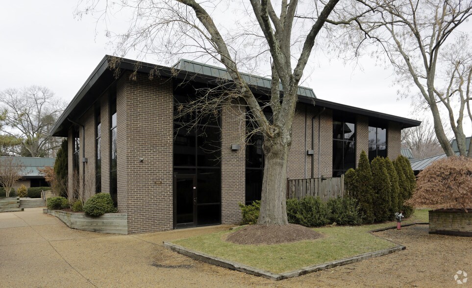 More Photos Of 9926 Main St, Fairfax Office For Lease