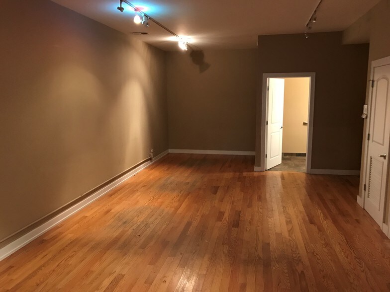 More Photos Of 2205 W Roscoe St, Chicago Storefront Retail Residential For Lease