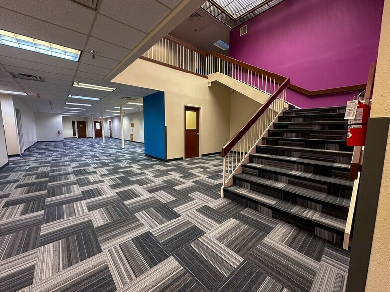 More Photos Of 806 Willowcreek Dr, Jacksonville Warehouse For Lease