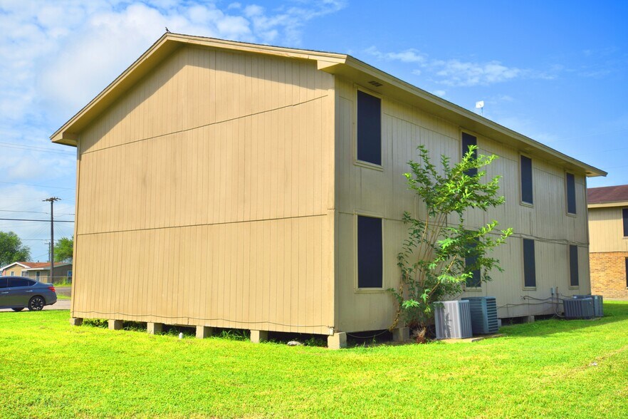 More Photos Of 303-511 E Reagan Rd, Beeville Multifamily For Sale