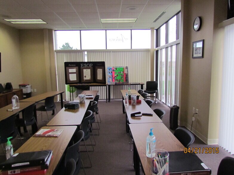 More Photos Of 408 Red Cedar St, Menomonie Showroom For Lease