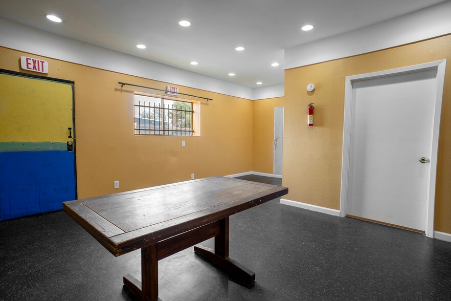 More Photos Of 910 Brenda St, Houston Warehouse For Sale