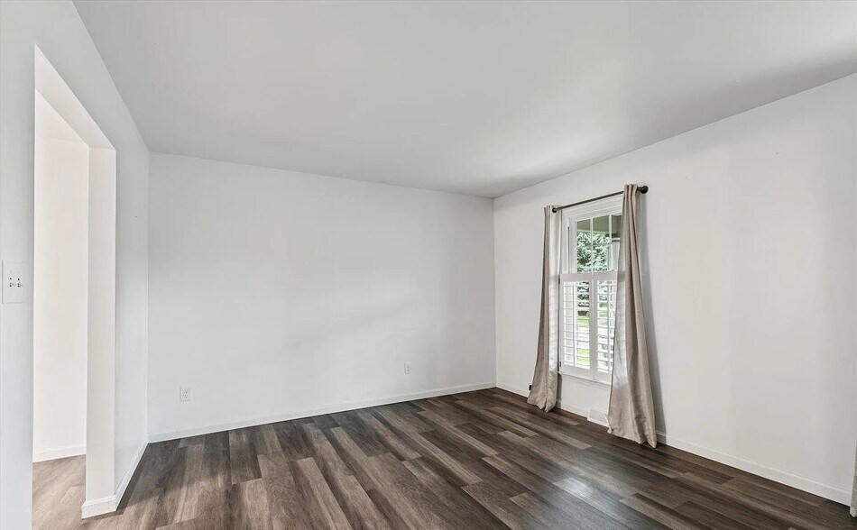 More Photos Of 585 Westbrooke Dr, Elizabethtown Specialty For Sale