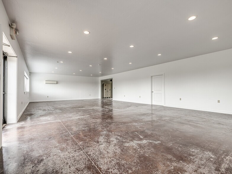 More Photos Of 6355 Boucher Dr, Edmond Showroom For Lease