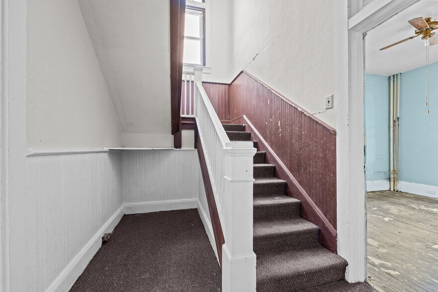 More Photos Of 421 Vine St, Eden Hotel For Sale