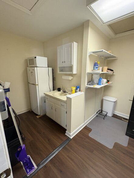 More Photos Of 491 McLaws Cir, Williamsburg Office For Sale