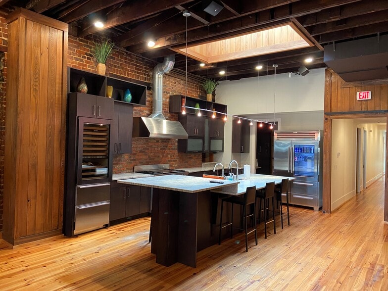 More Photos Of 221 S Tryon St, Charlotte Storefront Retail Office For Sale