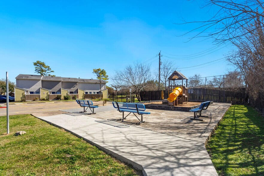 More Photos Of 8600 S Course Dr, Houston Apartments For Sale