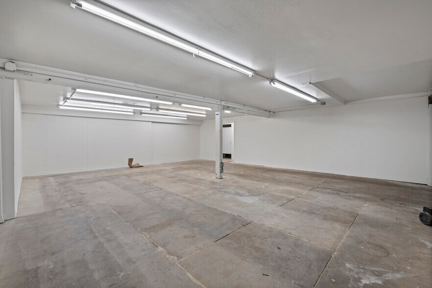 More Photos Of 11807 Santa Monica Blvd, Los Angeles Storefront For Lease