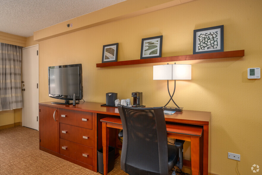 More Photos Of 2504 North Loop W, Houston Hotel For Sale