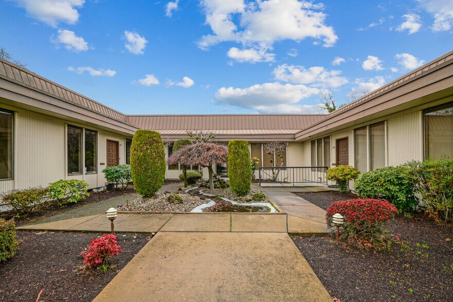 More Photos Of 1431-1449 Liberty St, Salem Office For Lease