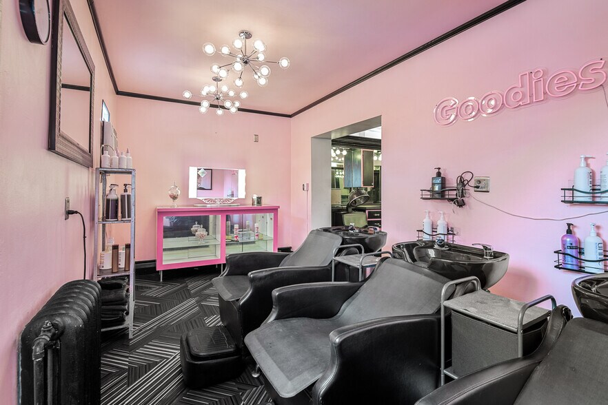 More Photos Of 10 S Crenshaw Ave, Richmond Freestanding For Lease