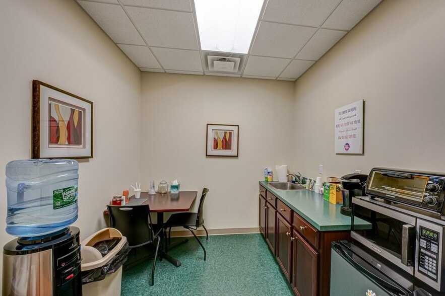 More Photos Of 1698 Roosevelt Ave, Bohemia Office For Sale