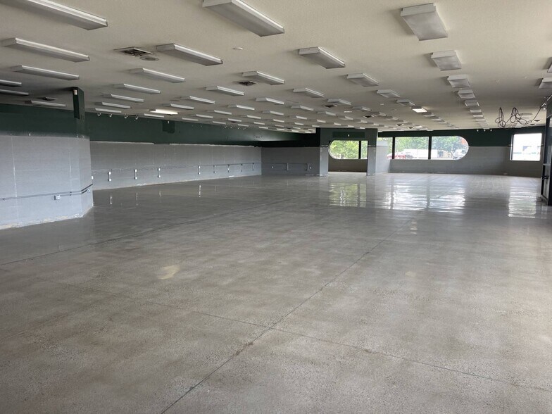 More Photos Of 1250 S Appleton Rd, Menasha Storefront Retail Office For Lease