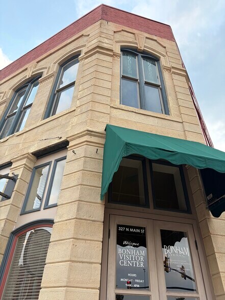 More Photos Of 327 N Main St, Bonham Office For Lease