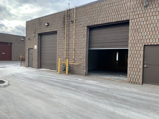 More Photos Of 2721 Markham Rd, Toronto Showroom For Sale