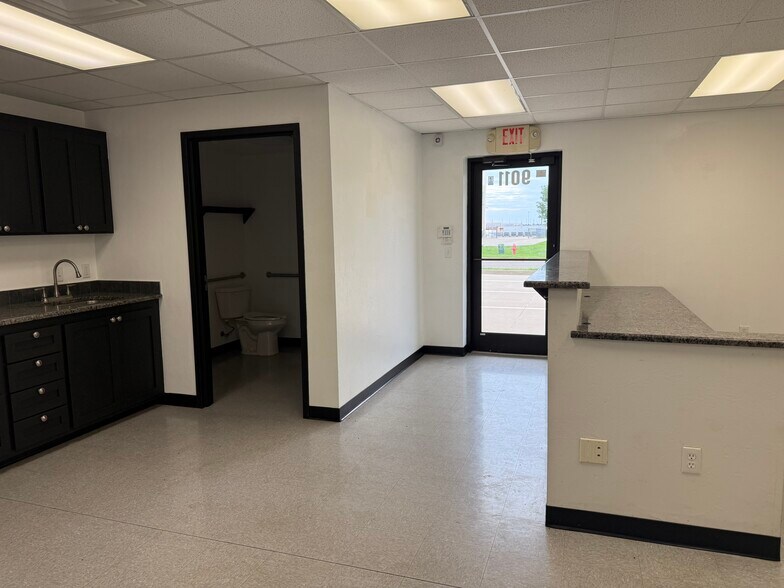 More Photos Of 9011 Polaris Dr, Oklahoma City Distribution For Lease