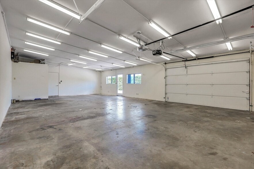 More Photos Of 7448 Deering Ave, Canoga Park Industrial For Sale
