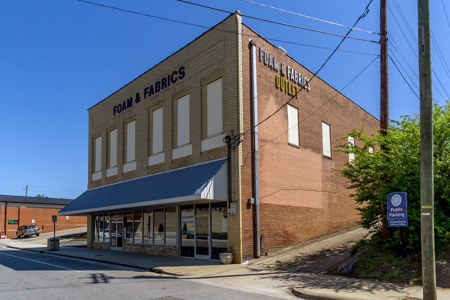 More Photos Of 34 N Logan St, Marion General Retail For Lease