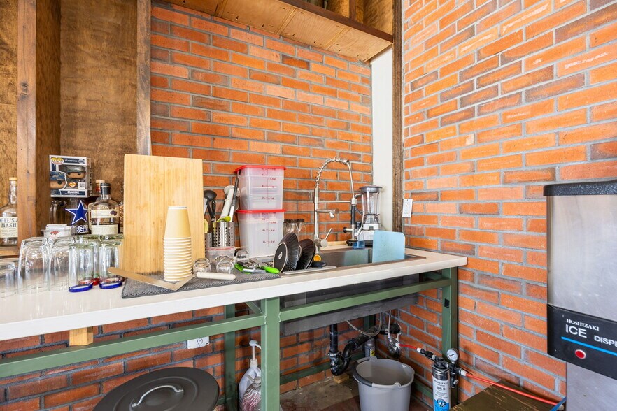 More Photos Of 21627 Sherman Way, Canoga Park Storefront For Sale