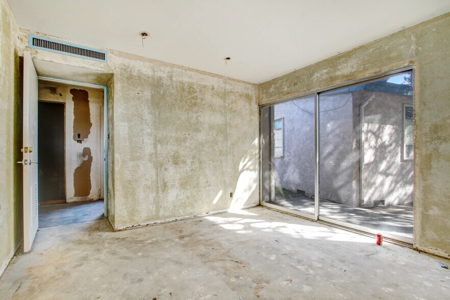 More Photos Of 4950 Wilshire Blvd, Los Angeles Office For Sale