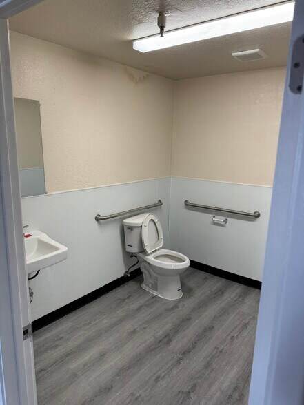 More Photos Of 16187 Yucca St, Hesperia Warehouse For Sale