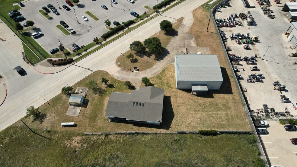 More Photos Of 30 Roundville Ln, Round Rock Light Distribution For Sale