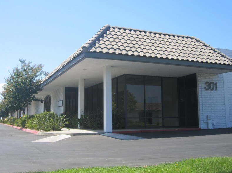 More Photos Of 301 W Dyer Rd, Santa Ana Manufacturing For Sale