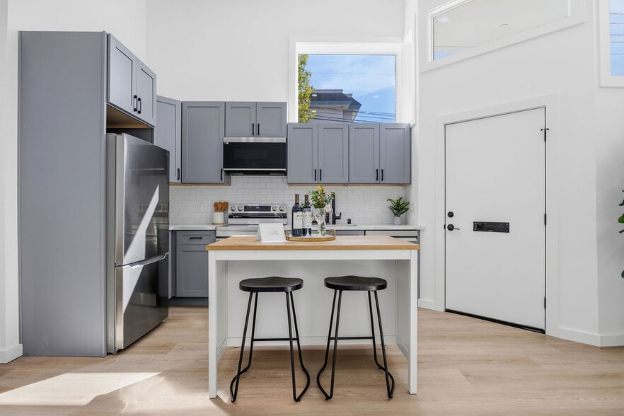 More Photos Of 2730 23rd St, San Francisco Showroom For Sale