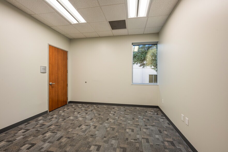 More Photos Of 5555 Northwest Pky, San Antonio Office For Lease