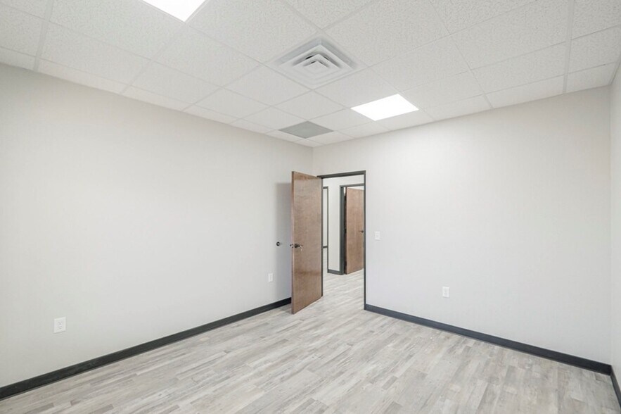 More Photos Of 5261 W Murphy St, Odessa Industrial For Lease