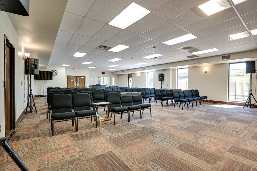 More Photos Of 8855 N Stemmons Fwy, Dallas Office For Sale