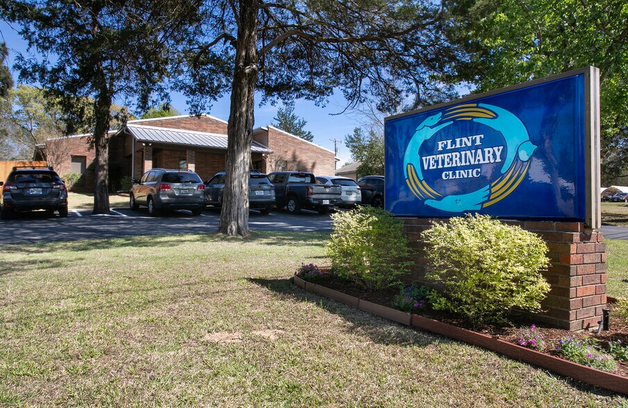 More Photos Of 18421 Old Jacksonville Hwy, Flint Veterinarian Kennel For Sale