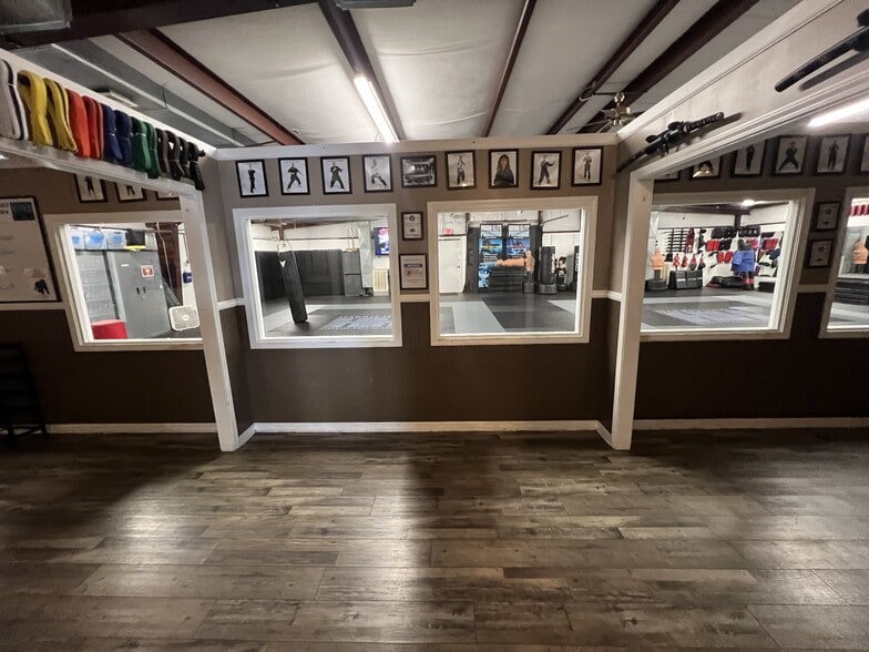 More Photos Of 211 W Dunbar Cave Rd, Clarksville Warehouse For Sale