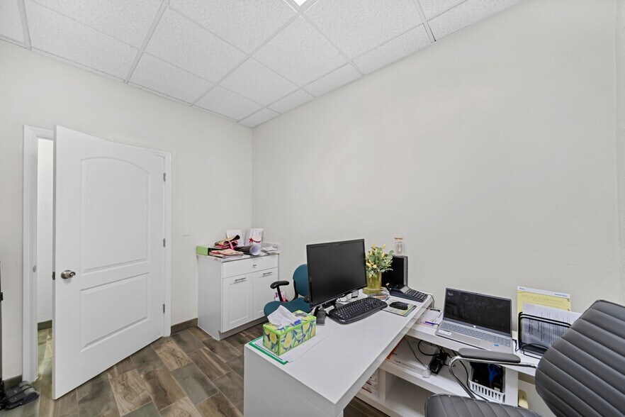 More Photos Of 13861 Plantation Rd, Fort Myers Office For Sale