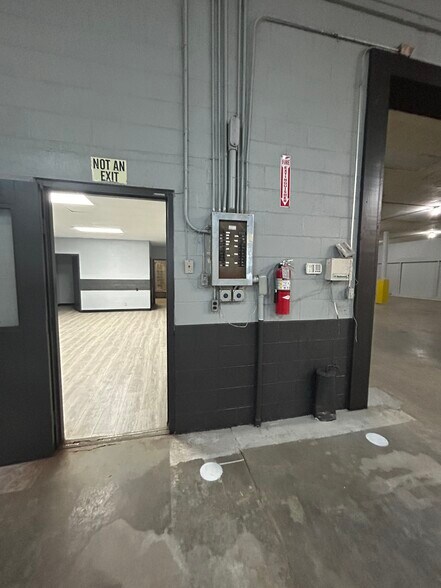 More Photos Of 4744 Singleton Station Rd, Louisville Distribution For Lease