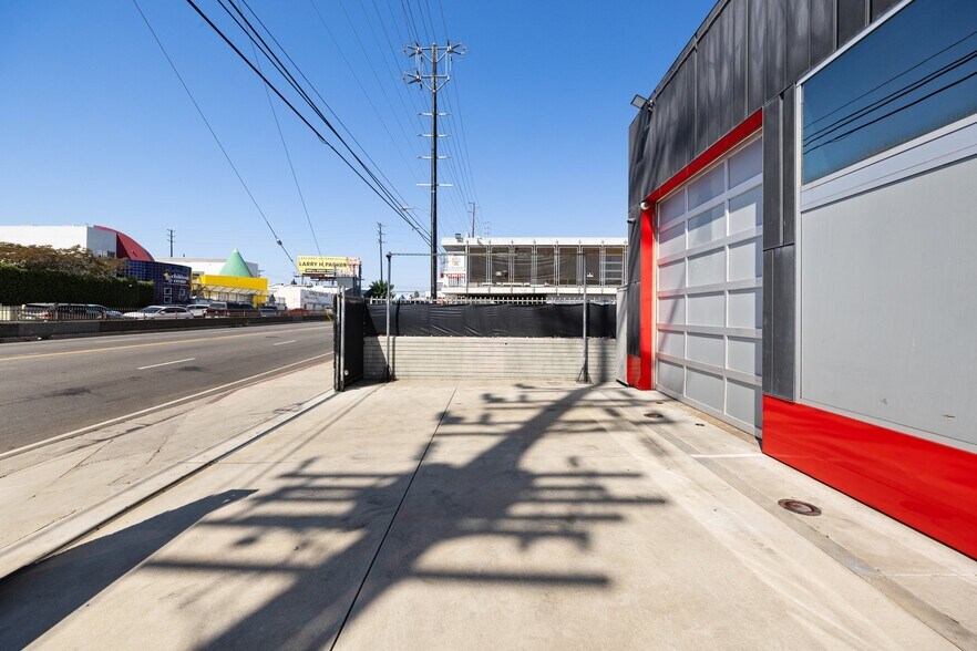 More Photos Of 2134 S Sepulveda Blvd, Los Angeles Showroom For Sale