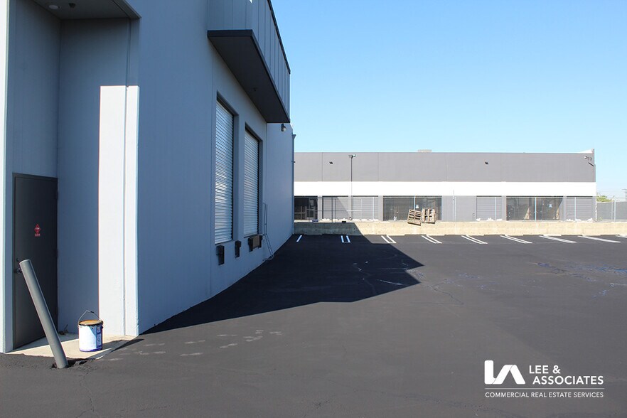 More Photos Of 1811 E 28th St, Signal Hill Warehouse For Lease