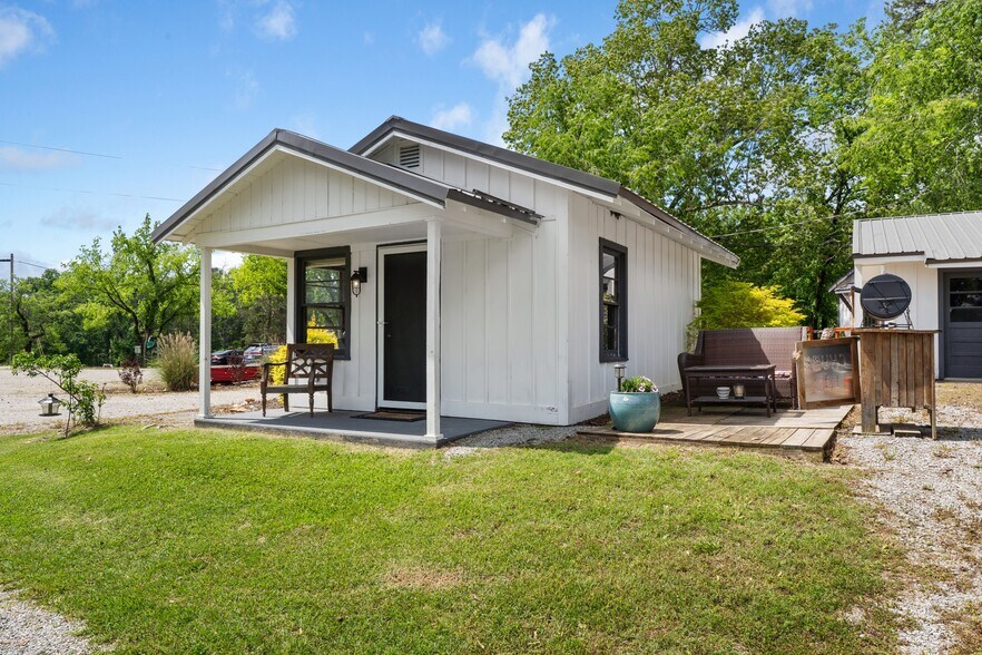 More Photos Of 10897 AR-5, Salesville Hotel For Sale