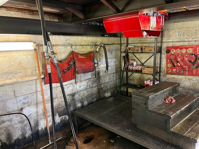 More Photos Of 1202 Cherokee St, Lindsay Auto Repair For Sale