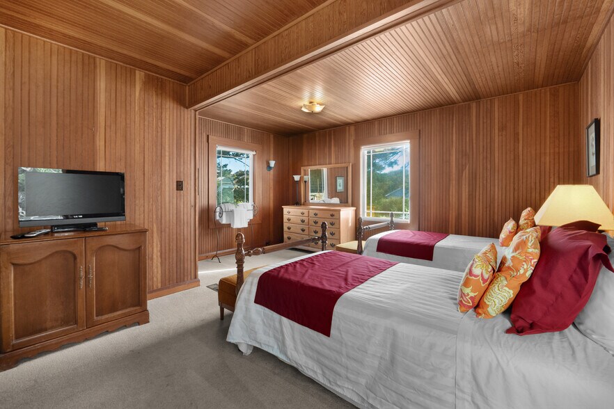 More Photos Of 1021 Promenade, Seaside Specialty For Sale