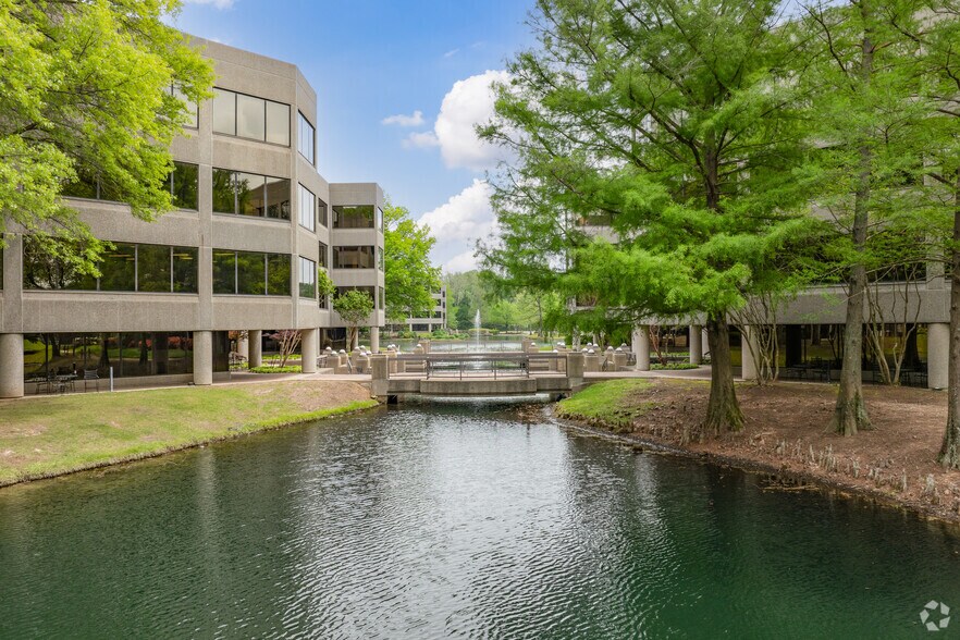 More Photos Of 2600 Thousand Oaks Blvd, Memphis Office For Lease