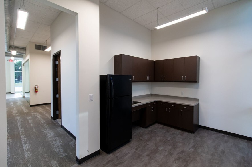 More Photos Of 1363 Brumlow Ave, Southlake Flex For Sale