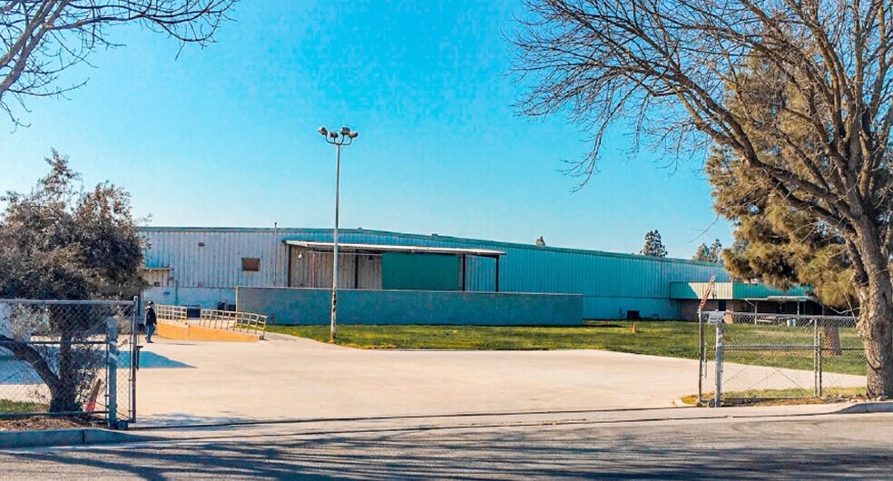 More Photos Of 10555 Iona Ave, Hanford Warehouse For Lease