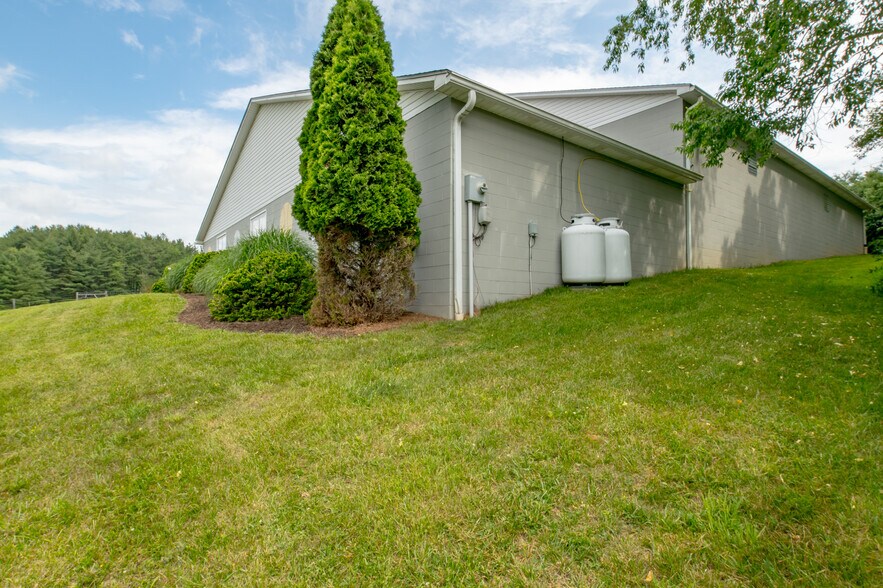 More Photos Of 1266 E Stuart Dr, Hillsville Industrial For Sale