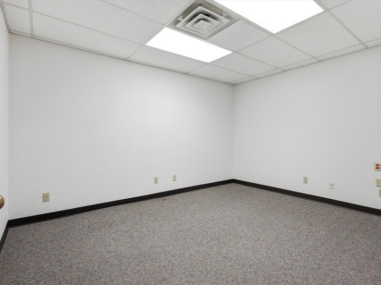 More Photos Of 1006 N Bowen Rd, Arlington Office For Lease