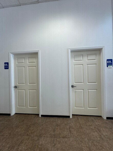 More Photos Of 12916 Malcomson Rd, Houston Storefront For Lease