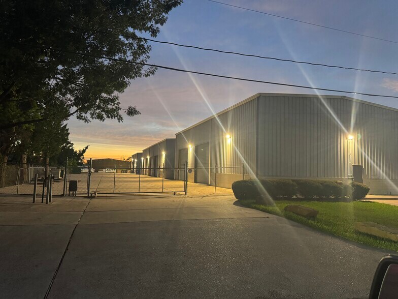 More Photos Of 2501 Karbach St, Houston Warehouse For Lease